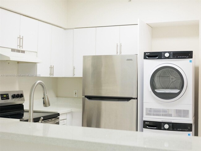 5091 NW 7th St, Unit 710 in Miami, FL - Building Photo - Building Photo