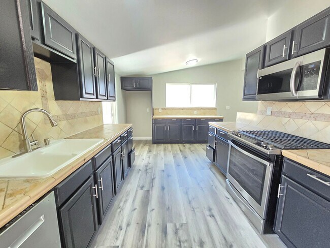 38502 Lemsford Ave in Palmdale, CA - Building Photo - Building Photo
