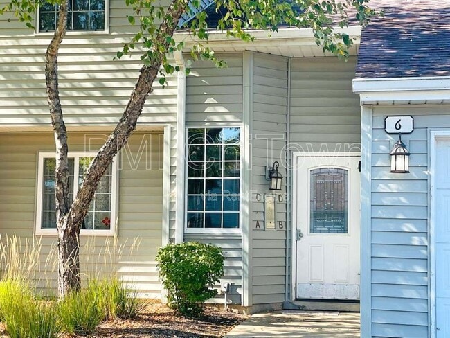 6 N Victoria Ln in Streamwood, IL - Building Photo - Building Photo