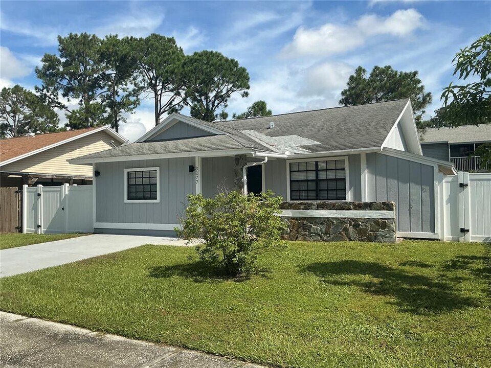3177 Whispering Dr S in Largo, FL - Building Photo