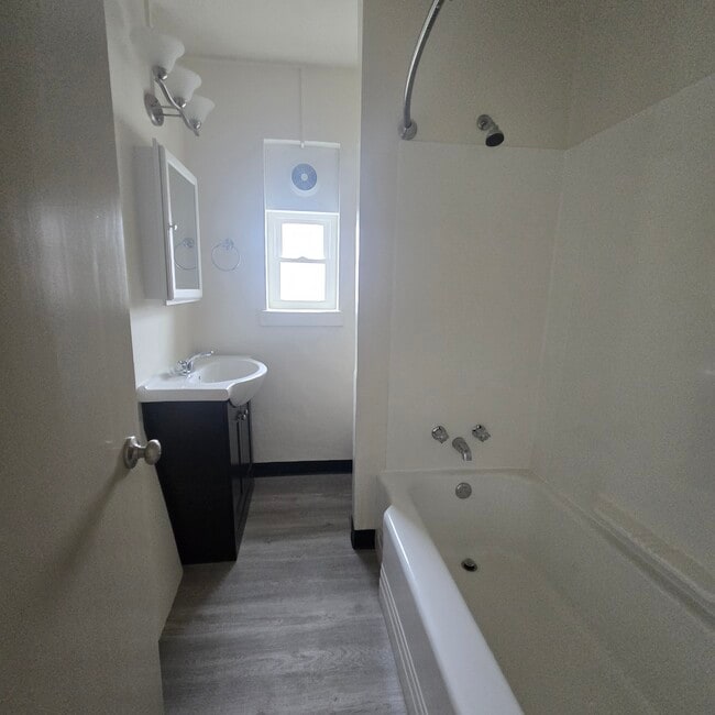 54 N Morris St, Unit 1 in Waynesburg, PA - Foto de edificio - Building Photo