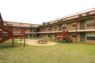 Sierra Ridge in Austin, TX - Foto de edificio - Building Photo
