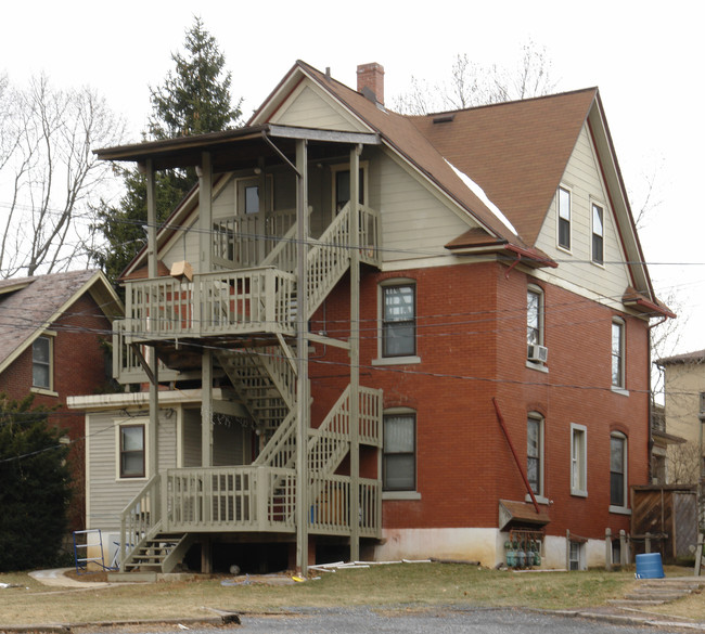 812 College Ave in State College, PA - Foto de edificio - Building Photo