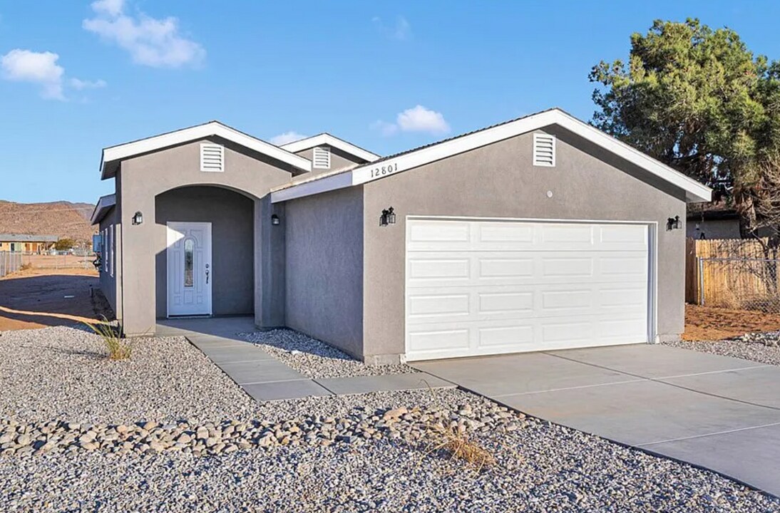 12801 Central Rd in Apple Valley, CA - Building Photo