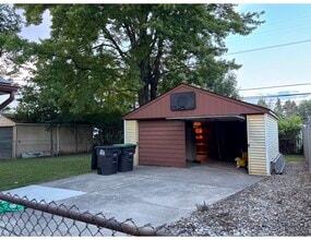 8095 Monroe Blvd in Taylor, MI - Foto de edificio - Building Photo