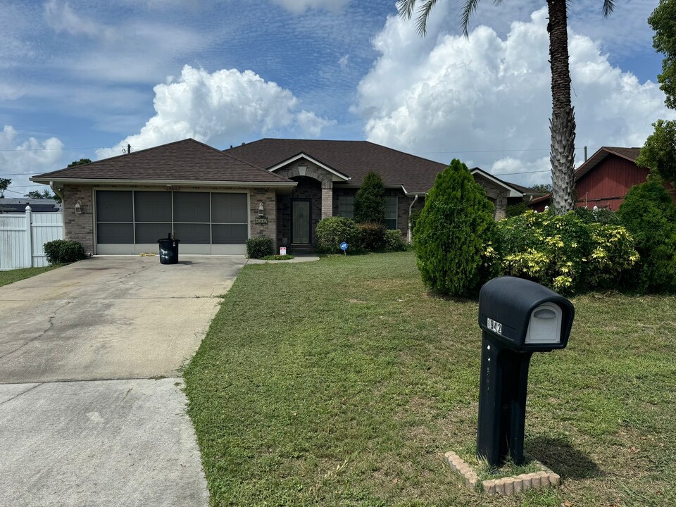 1942 Greenview Dr in Deltona, FL - Building Photo