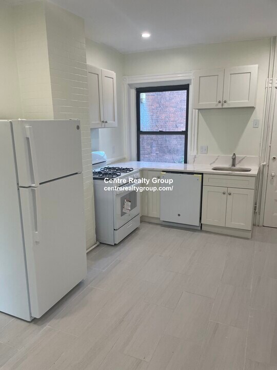 1855 Beacon St, Unit 2 in Brookline, MA - Foto de edificio