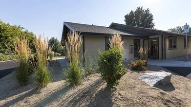 220 Holiday Ln in Talent, OR - Building Photo - Building Photo