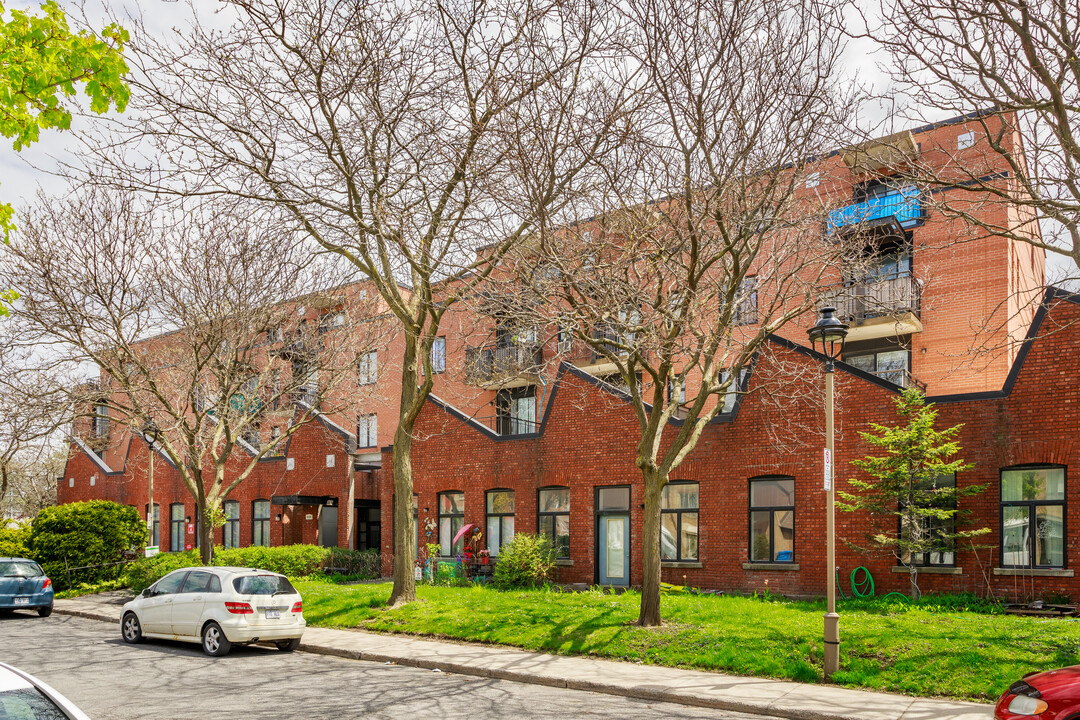 300 De La Poudrière Rue in Verdun, QC - Building Photo