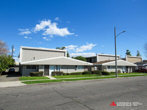 2109 E Westport Dr in Anaheim, CA - Foto de edificio - Building Photo