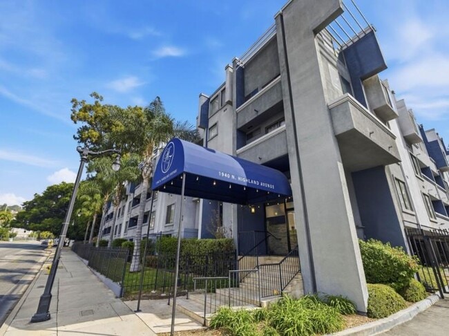 property at 1940 Highland Oaks Dr