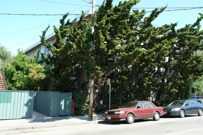 Silvergate Apartments in Oakland, CA - Building Photo - Building Photo