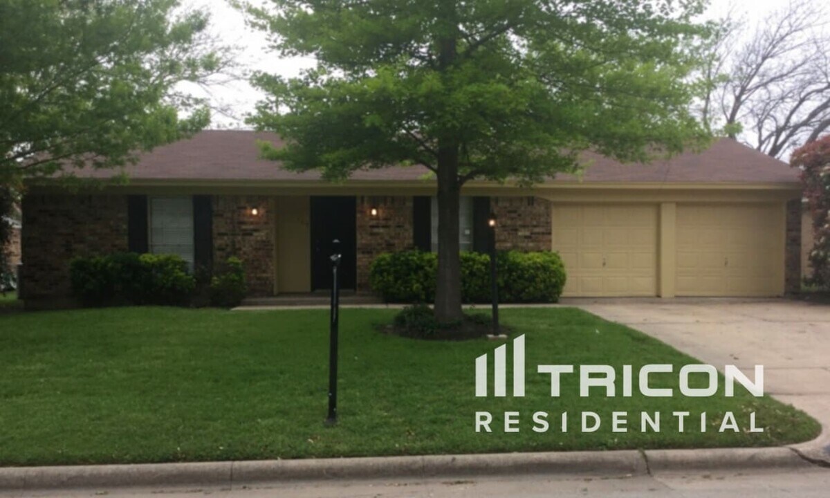 145 NW Suzanne Terrace in Burleson, TX - Foto de edificio