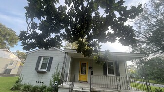 401 E 66th St in Savannah, GA - Building Photo