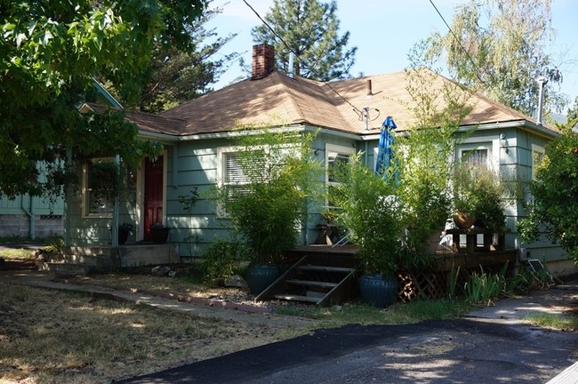 93-107 California St in Ashland, OR - Foto de edificio - Building Photo