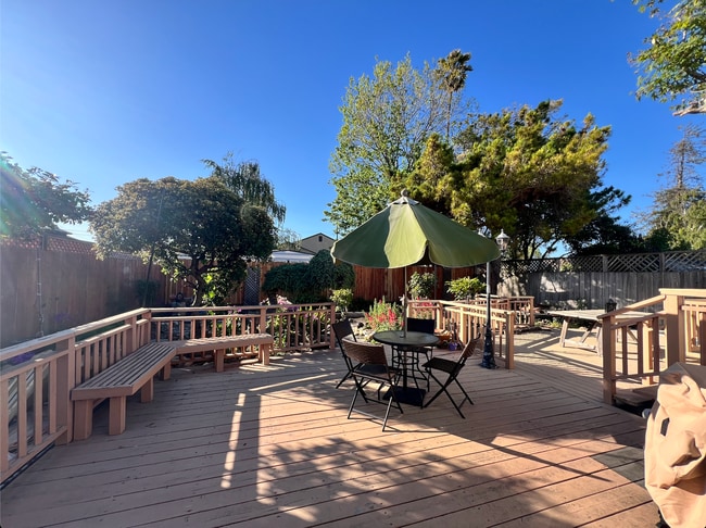 1371 Via Manzanas in San Lorenzo, CA - Foto de edificio - Building Photo