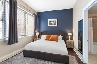 925 Common St in New Orleans, LA - Foto de edificio - Building Photo