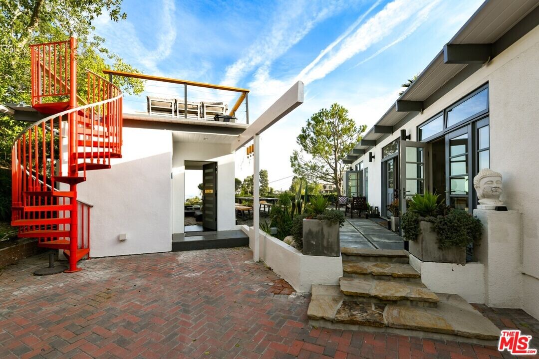 7107 Pacific View Dr in Los Angeles, CA - Building Photo