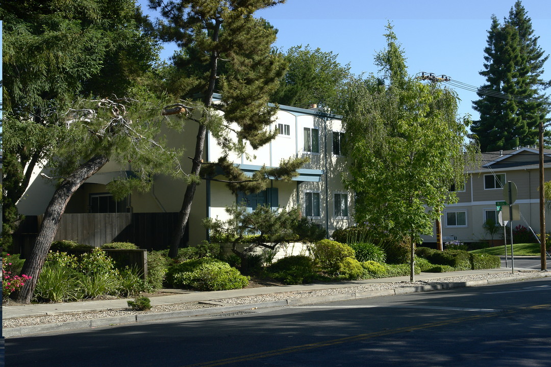 510 Oak Grove Ave in Menlo Park, CA - Building Photo