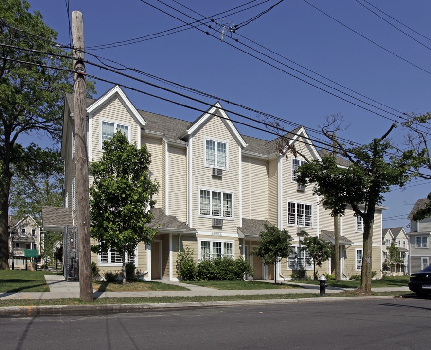 Markham Gardens in Staten Island, NY - Building Photo