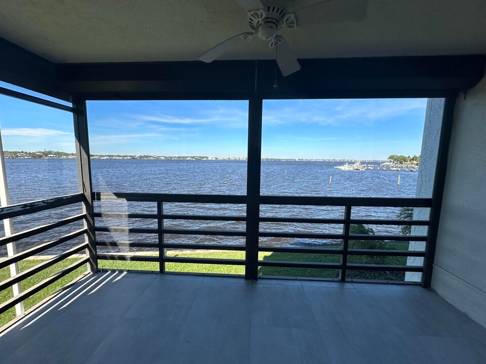 1950 SW Palm City Rd-Unit -14-201 in Stuart, FL - Building Photo