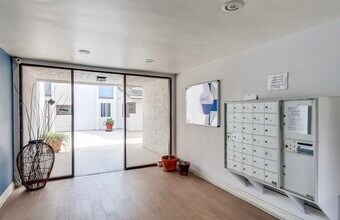 5252 Coldwater Canyon Ave, Unit #207 in Los Angeles, CA - Building Photo - Building Photo