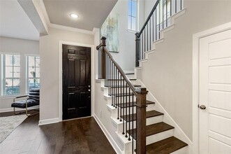 616 Courtyard Ln in Irving, TX - Foto de edificio - Building Photo