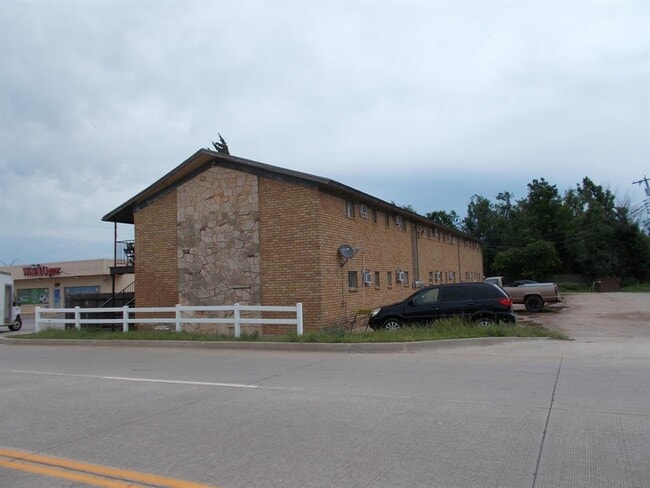 107 Cornwell Dr in Yukon, OK - Building Photo - Building Photo