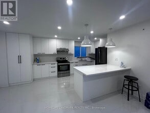 17 Valdor Dr in Toronto, ON - Building Photo - Building Photo