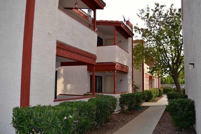 4211 E Palm Ln-Unit -UNIT 105 in Phoenix, AZ - Foto de edificio - Building Photo