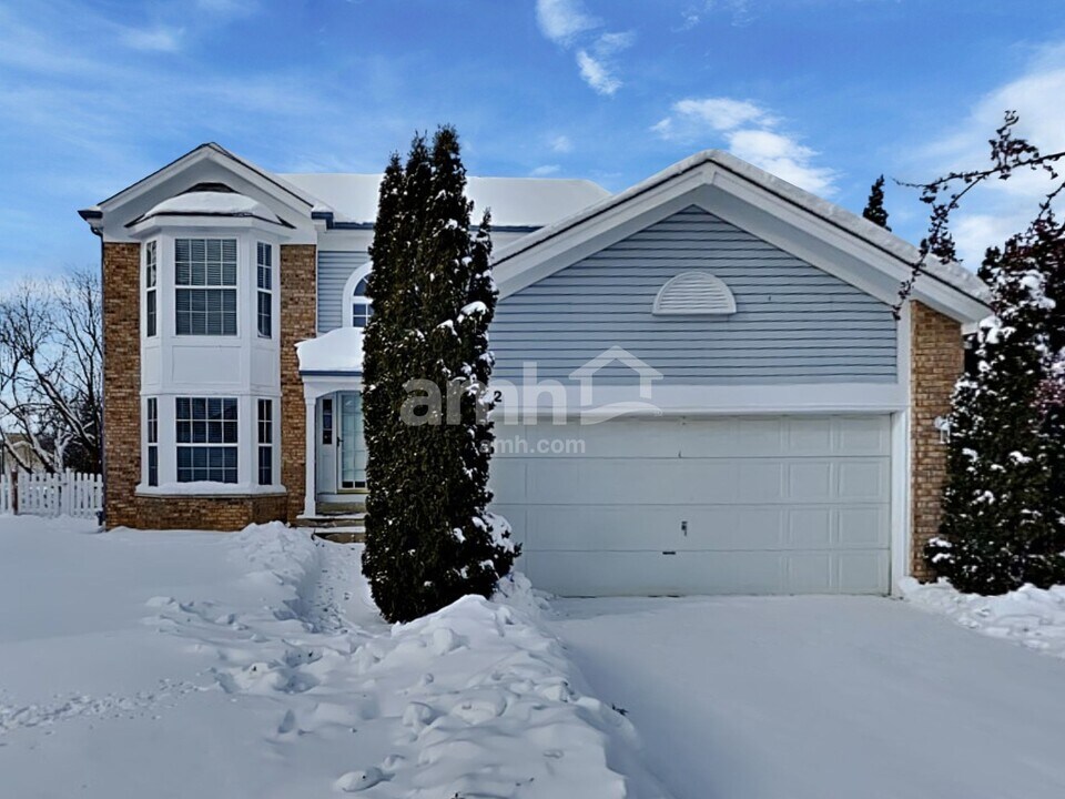 12 W Country Walk Dr in Round Lake Beach, IL - Foto de edificio