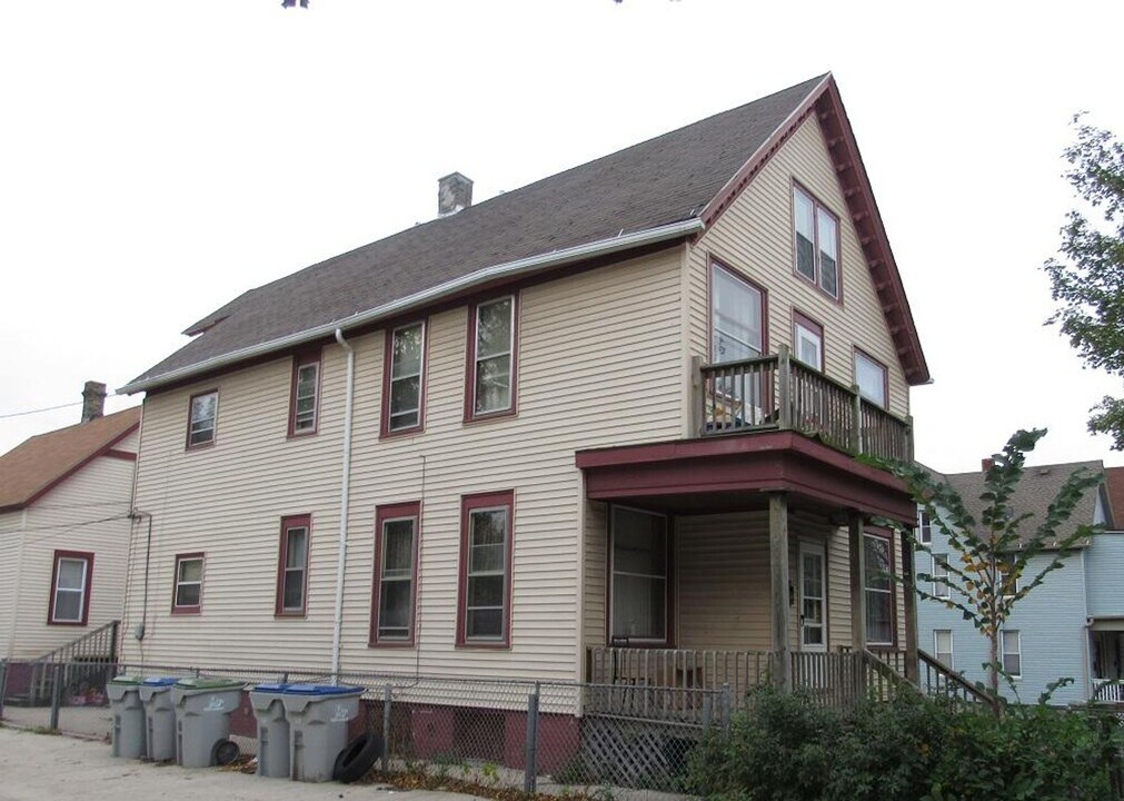 125 W Hadley St in Milwaukee, WI - Building Photo