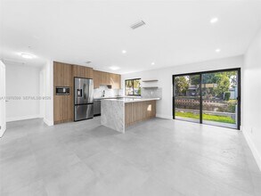 212 SW 7th St in Hallandale Beach, FL - Building Photo - Building Photo