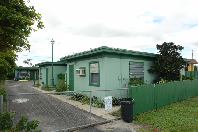 915 S Dixie Hwy in Lake Worth, FL - Foto de edificio - Building Photo