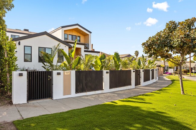 212 W 64th St in Inglewood, CA - Building Photo - Building Photo