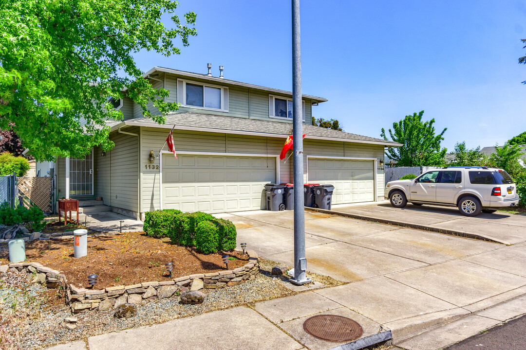 1132 Glengrove Ave in Central Point, OR - Building Photo