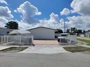 4480 NW 170th St in Miami Gardens, FL - Building Photo - Building Photo