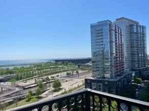 1717 S Prairie Ave, Unit 1307 in Chicago, IL - Building Photo - Building Photo