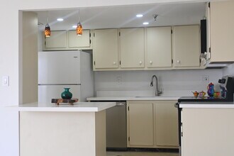 290 174th St, Unit Studio in Sunny Isles Beach, FL - Building Photo - Building Photo
