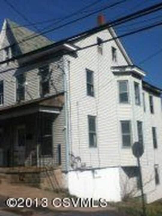 1031 E Webster St in Shamokin, PA - Building Photo