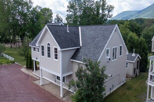 44 E Manchester Rd in Manchester Center, VT - Building Photo