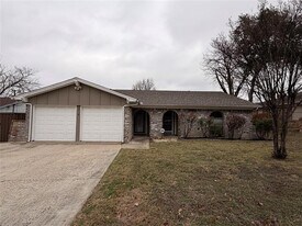 2418 Parkside Dr in Grand Prairie, TX - Building Photo