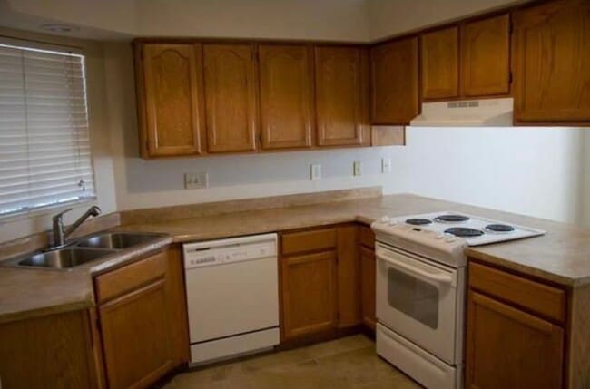 1328 W Rosewood Ct in Chandler, AZ - Foto de edificio - Building Photo