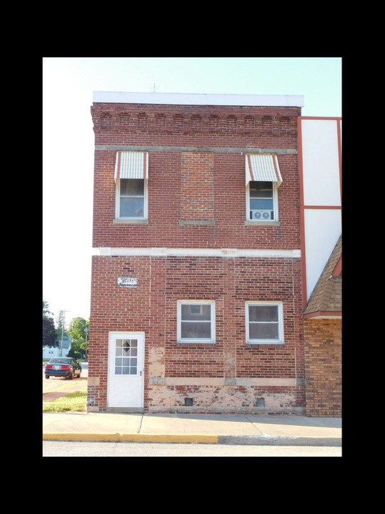 2 E Broadway St in Witt, IL - Building Photo