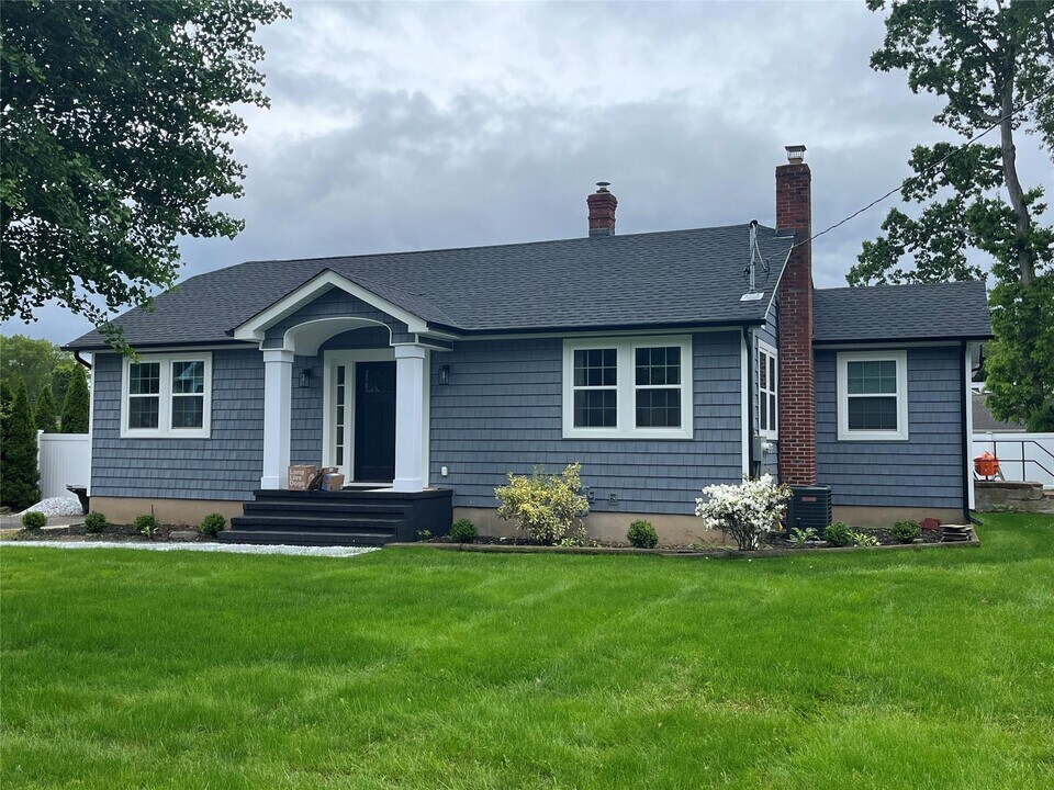 22 6th Ave in Kings Park, NY - Building Photo