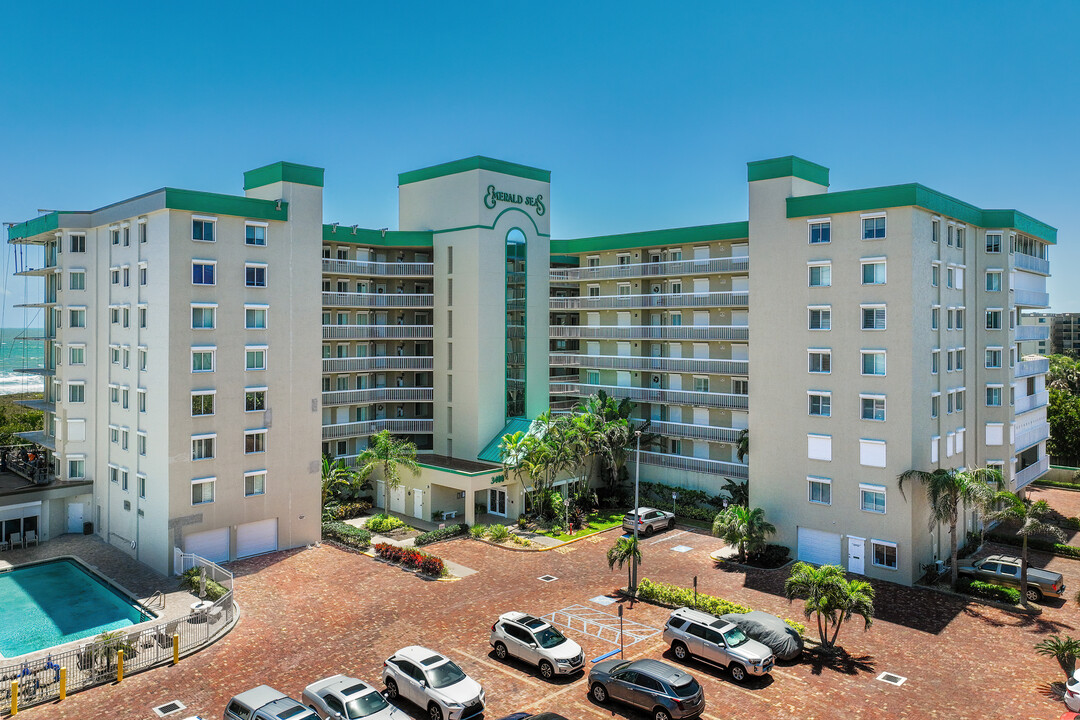 Emerald Seas North & South in Cocoa Beach, FL - Foto de edificio