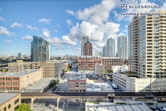 165 N Desplaines St in Chicago, IL - Building Photo - Building Photo