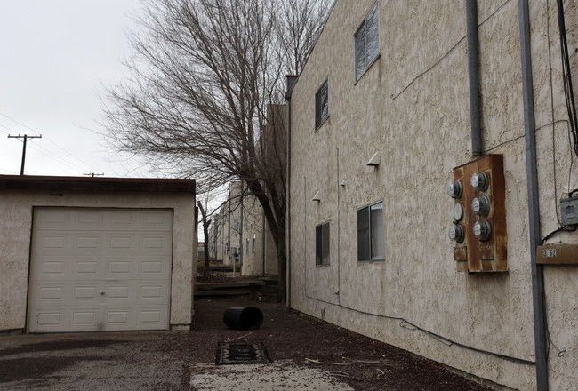 704 E Virginia Way in Barstow, CA - Foto de edificio - Building Photo