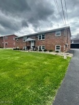 402 Caroline Ave in Hubbard, OH - Building Photo