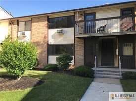 819 Cricket Ln in Woodbridge Township, NJ - Building Photo